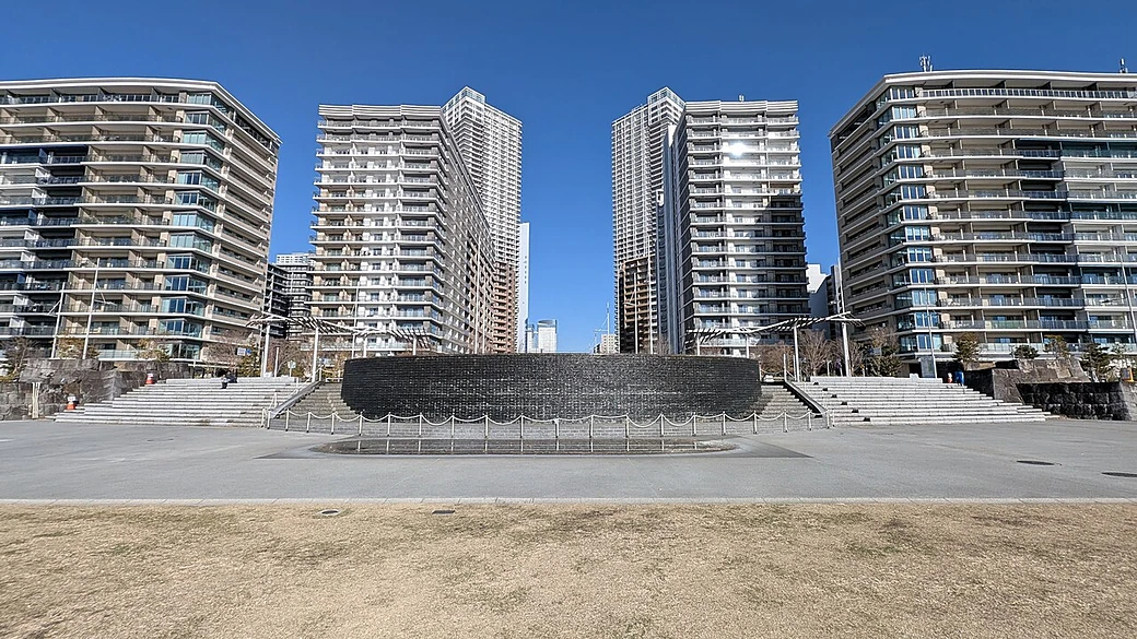 完成後のHARUMI FLAG。板状の住棟が並び、中央奥に最後に完成したSKY DUOのツインタワーが立つ