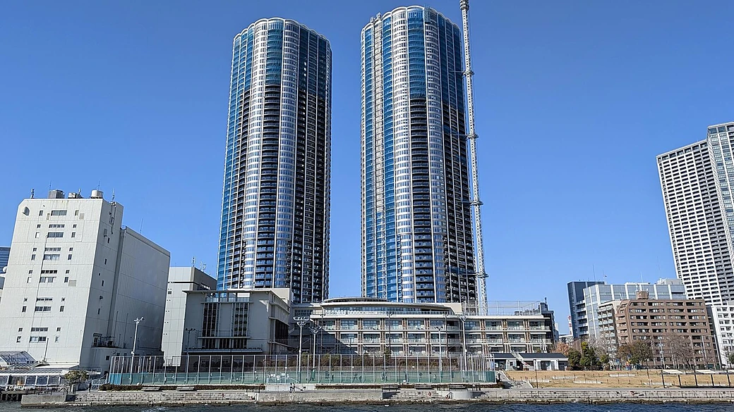 建設中のTHE TOYOMI TOWER MARINE&SKYの双子タワー。右側の棟はまだ足場とクレーンに覆われている