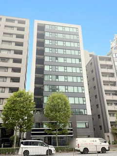 中央の濃い灰色の棟