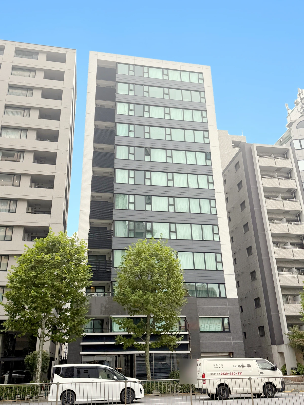 中央の濃い灰色の棟
